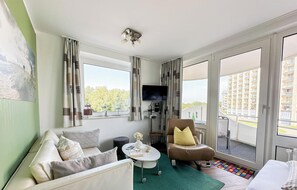 TV, stereo - Vacation apartment Watt`n Blick 220: Comfortable vacation right on the beach in Cuxhaven (Cuxhaven)