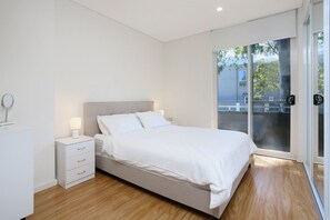 Tabla de planchar con plancha, wifi y ropa de cama 