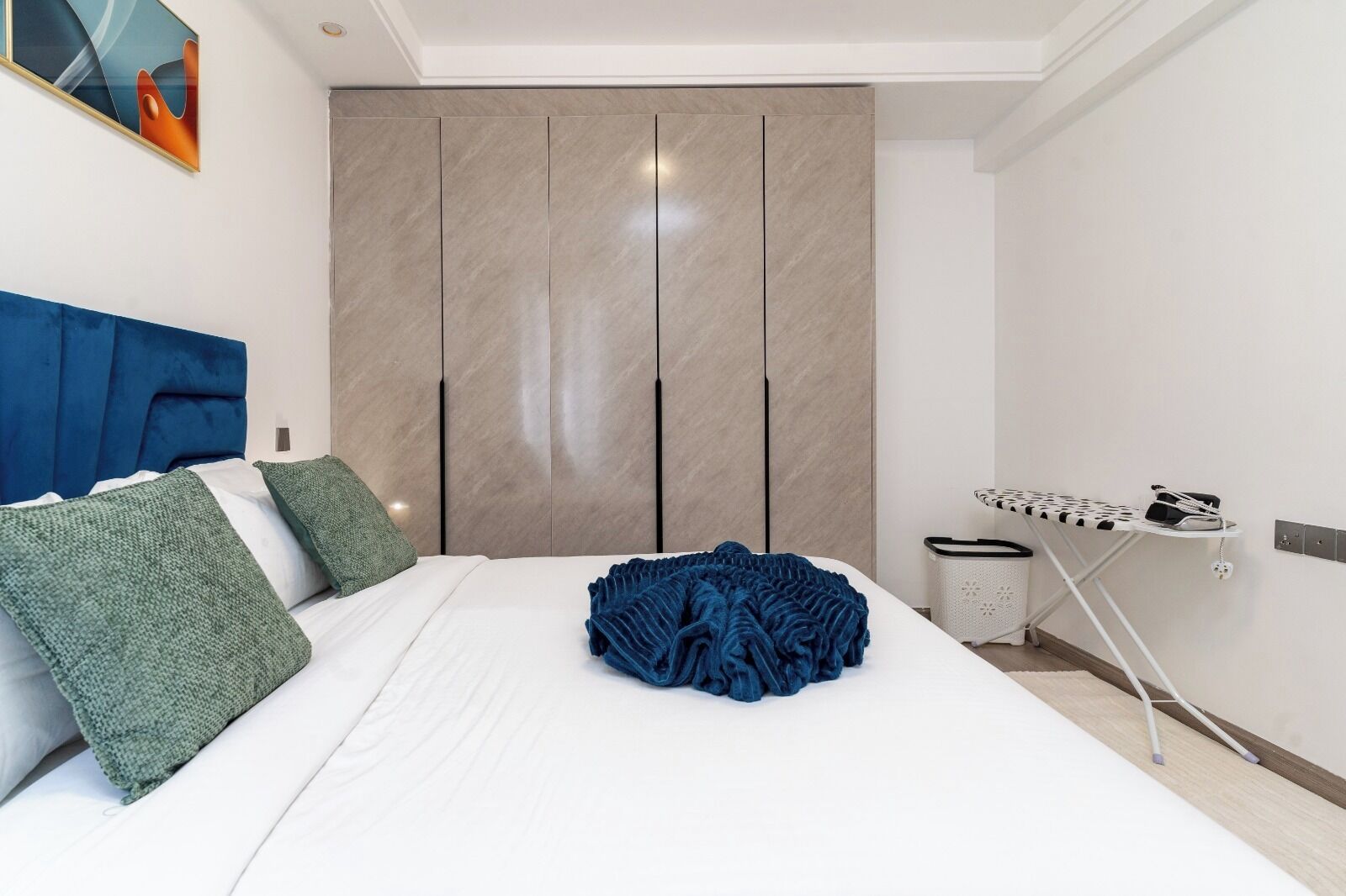 2 عدّة غرف نوم ومكواة/لوح كي وواي فاي وملاءات أسرّة