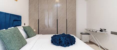 2 عدّة غرف نوم ومكواة/لوح كي وواي فاي وملاءات أسرّة