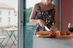 Studio Standard - utsikt mot staden | Eget kök | Kylskåp, mikrovågsugn, spishäll och diskmaskin