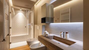 Een douche, een haardroger, handdoeken, zeep