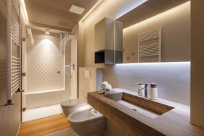 Buồng tắm vòi sen, máy sấy tóc, khăn tắm, xà phòng 