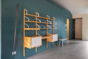 Family Studio Suite, City View | Living area