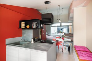Studio Tiêu chuẩn, quang cảnh thành phố | Bếp riêng | Tủ lạnh, lò vi sóng, bếp nấu, máy rửa bát
