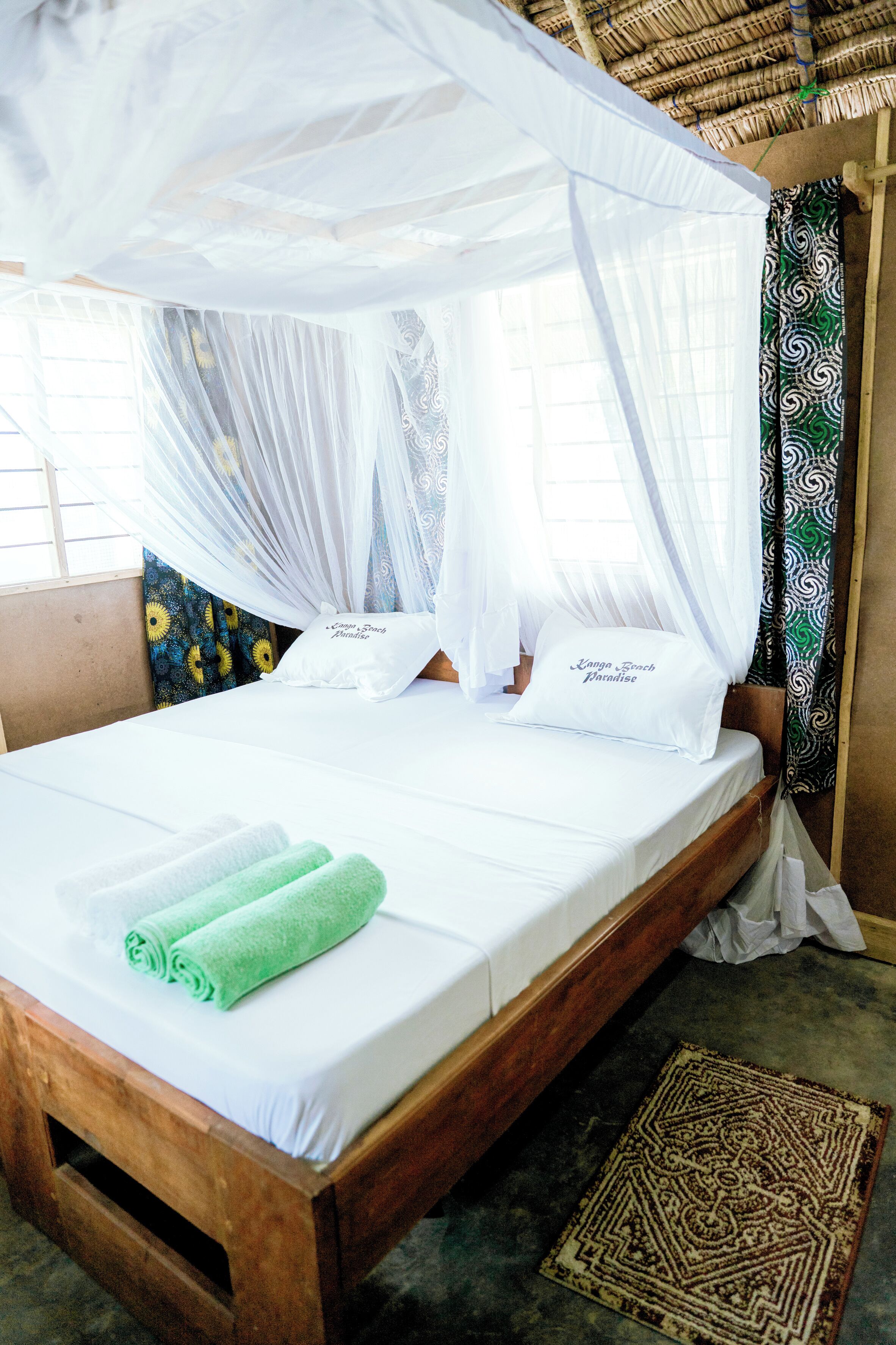 房內夾萬、書桌、手提電腦工作空間