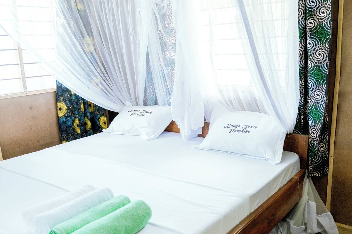 In-room safe, desk, laptop workspace