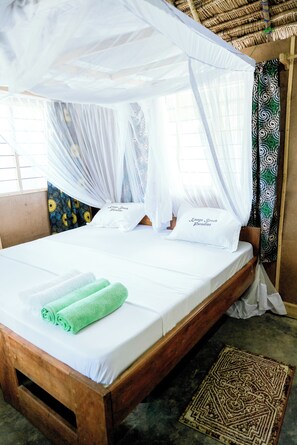 객실 내 금고, 책상, 노트북 작업 공간