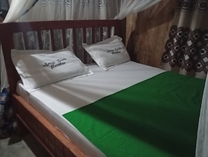 Cofres nos quartos, escrivaninha, espaço de trabalho para notebook
