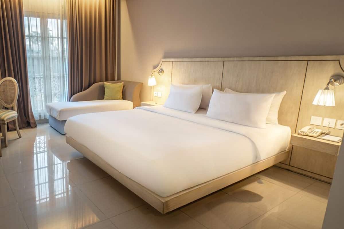 Executive Double Room | Desk, free WiFi, bed sheets