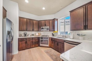 Fridge, microwave, stovetop, dishwasher