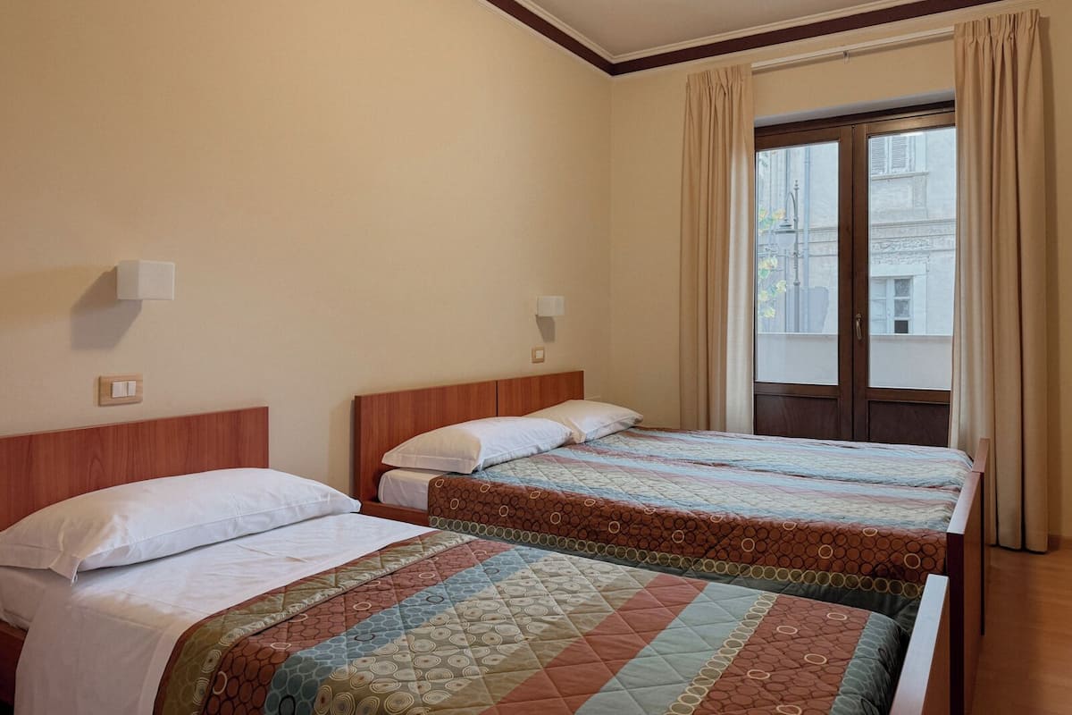 Habitación triple, balcón, vistas a la ciudad | Wifi gratis