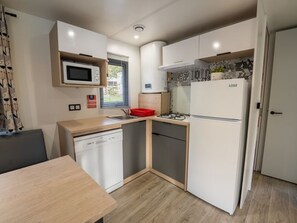 電  子レンジ、コンロ、食器洗い機、コーヒー / ティーメーカー