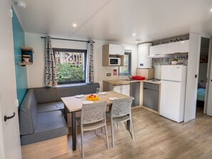 電子レンジ、コンロ、食器洗い機、コーヒー / ティーメーカー