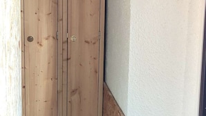 A wooden door with a keyhole and a small lock. - Modern and cozy studio at the foot of the slopes in Isola 2000 (Isola 2000)
