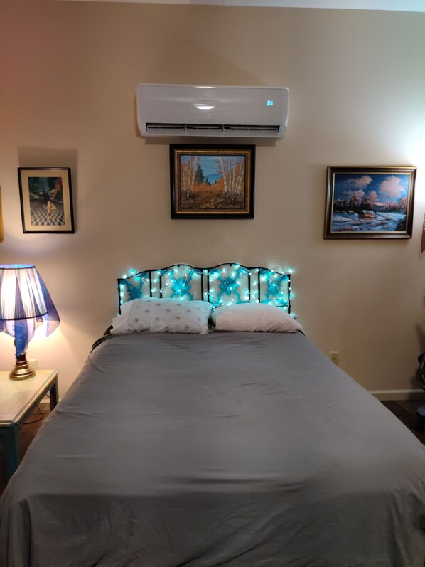 Iron/ironing board, WiFi, bed sheets