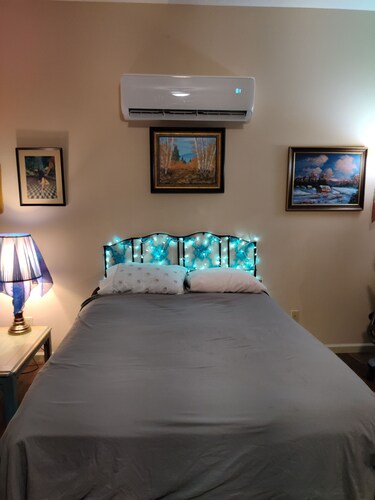 Spectacular views from this Terrific studio with AC near balloon fiesta.