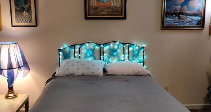 Spectacular views from this Terrific studio with AC near balloon fiesta.