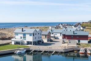 Marina - New vacation home by the sea with glass front, fireplace & boat. Pet friendly (Agder)