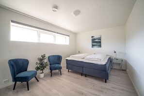 5 bedrooms, WiFi, bed sheets - New vacation home by the sea with glass front, fireplace & boat. Pet friendly (Agder)