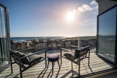 New vacation home by the sea with glass front, fireplace & boat. Pet friendly