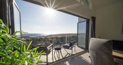 Neues Ferienhaus am Meer mit Glasfront, Kamin & Boot. Haustierfreundlich