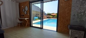 Pool - Within walking distance: Rivers, Chateaux, Parks, Vélo Francette, accommodation with swimming pool (Grez-Neuville)