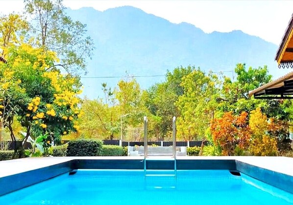 Una piscina al aire libre