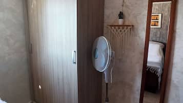 Planxa i posts de planxar i roba de llit