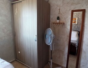 Iron/ironing board, bed sheets