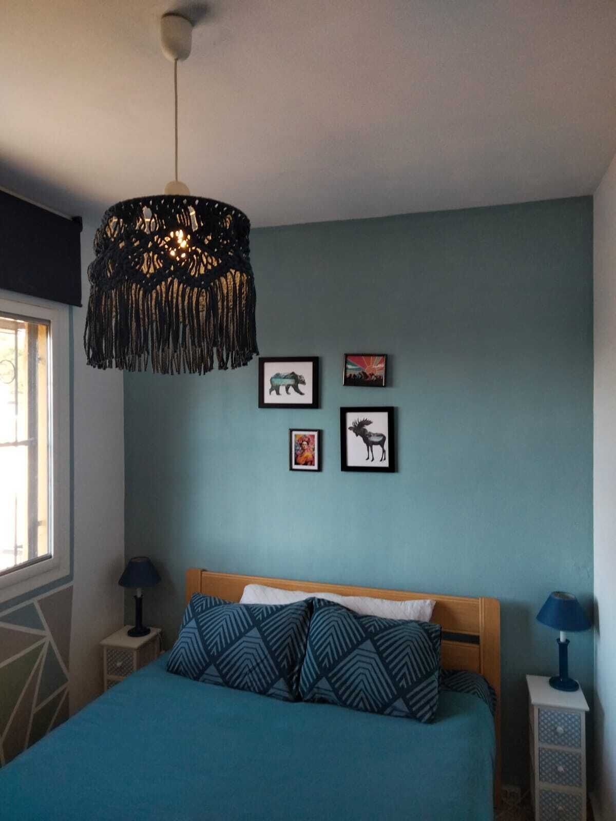 3 dormitorios, tabla de planchar con plancha, ropa de cama