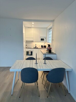 Apartament Deluxe, balcó | Cuina privada | Cafetera i tetera, torradora, espècies i productes de neteja