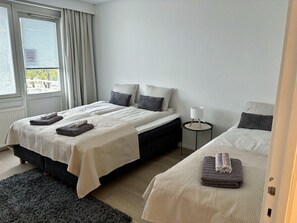 Apartament Deluxe, balcó | Planxa i posts de planxar, un bressol de viatge i wifi gratuïta
