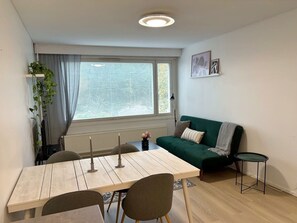 Apartament Deluxe, balcó | Sala d'estar | Televisor intel·ligent de 42 polzades amb canals per cable