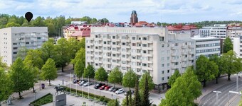 Central 1BR Apartment with Free Parking