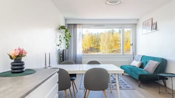 Lägenhet Deluxe - balkong | Vardagsrum | 36-tums smart-tv med kabelkanaler