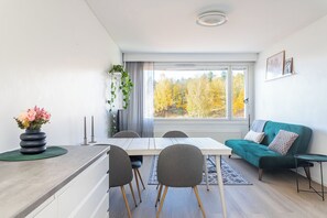 Departamento Deluxe, balcón | Área de sala de estar | Smart TV de 36 pulgadas con canales por cable 