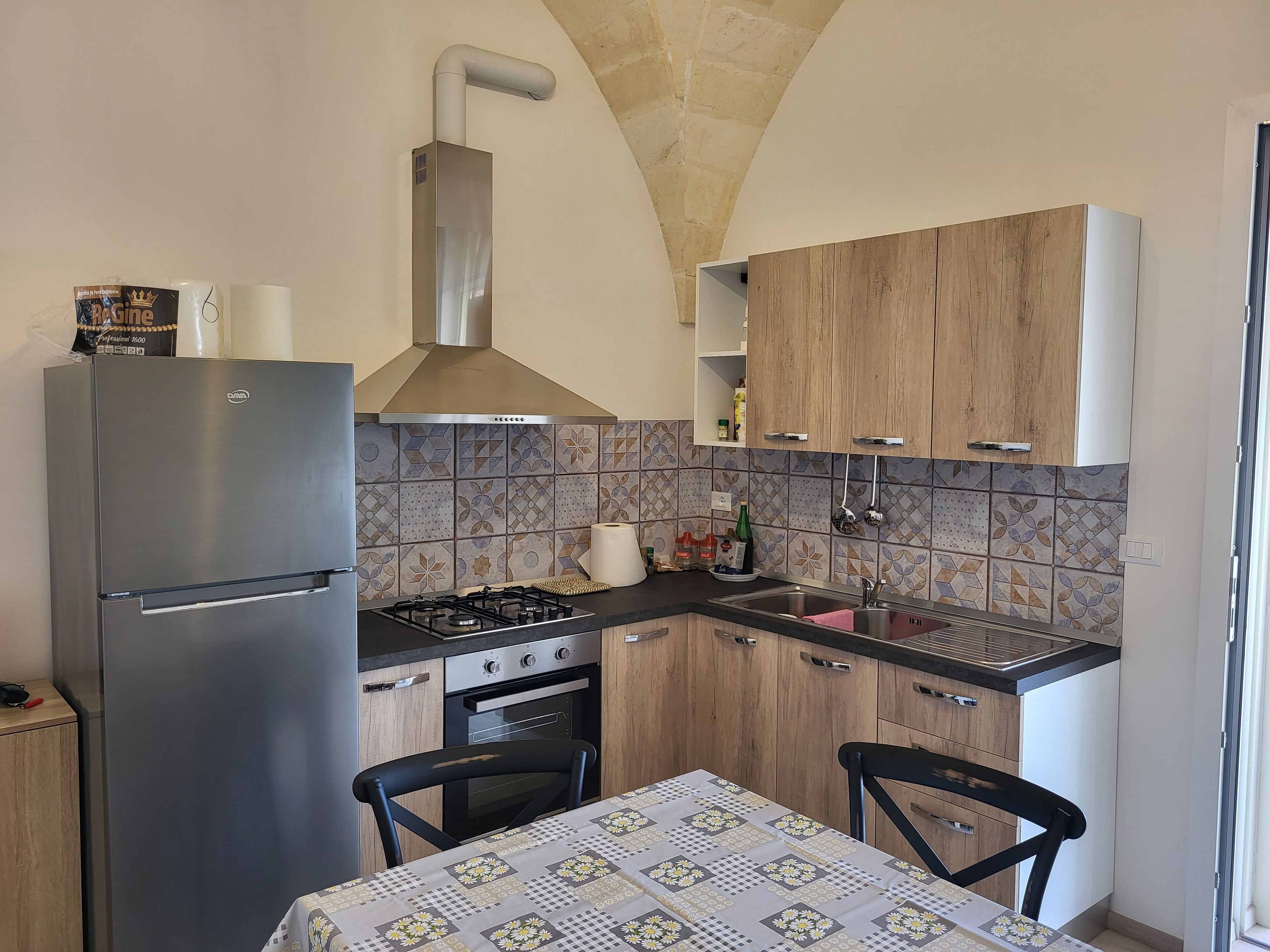 Fridge, oven, stovetop, coffee/tea maker