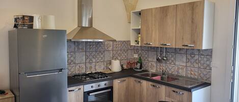 Fridge, oven, stovetop, coffee/tea maker