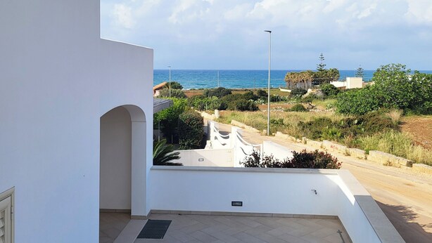 Une terrasse sur le toit offrant une vue dégagée sur la mer et les bâtiments environnants.