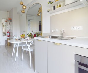 Microwave, oven, stovetop, dishwasher - TraStella: Classy Rome Stay close to Trastevere St, (Roma)