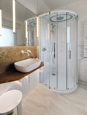 Hair dryer, bidet, towels, soap - TraStella: Classy Rome Stay close to Trastevere St, (Roma)