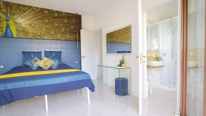 A modern bedroom with a bed, a glass side table, and a bathroom visible through an open door. - TraStella: Classy Rome Stay close to Trastevere St, (Roma)