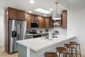 ثلاجة، ميكروويف، فرن، موقد طهي مسطح