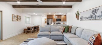 Luxurious Scottsdale Sol with new Pool Table, Backyard Oasis - Pool, Hot Tub, and Putting Green