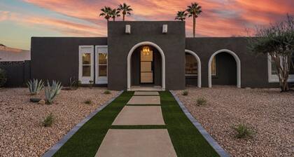 Luxurious Scottsdale Sol with new Pool Table, Backyard Oasis - Pool, Hot Tub, and Putting Green
