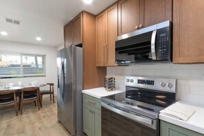 ثلاجة، ميكروويف، فرن، موقد طهي مسطح