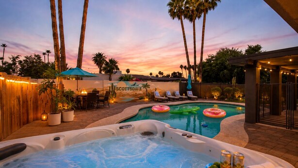 Een zwembadgedeelte met jacuzzi's, ligbedden en uitzicht op de zonsondergang.