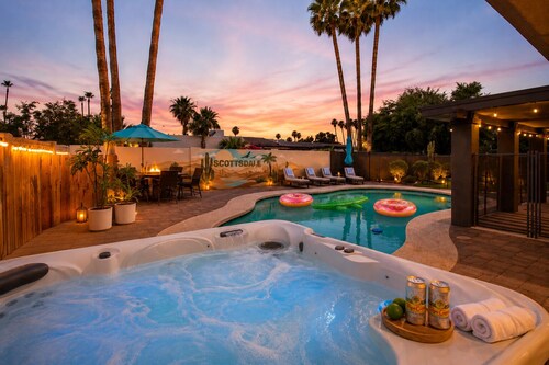 Luxurious Scottsdale Sol with new Pool Table, Backyard Oasis - Pool, Hot Tub, and Putting Green