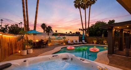 Luxurious Scottsdale Sol with new Pool Table, Backyard Oasis - Pool, Hot Tub, and Putting Green